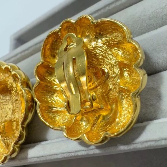 Chanel Red Gripoix & Gold Vintage Clip-on Earrings - Picture 7 of 11